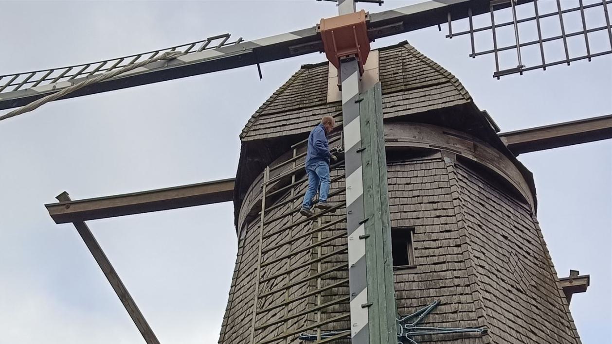 Die Segel werden eingeohlt und die Mühle winterfest gemacht